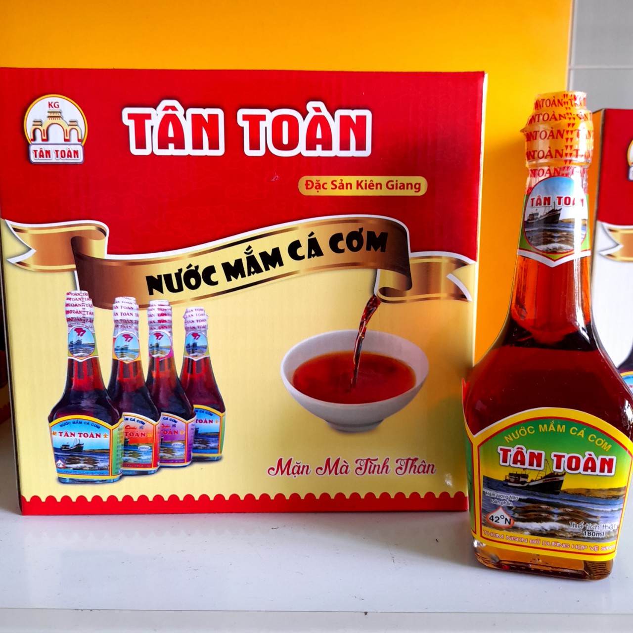 Nước mắm Tân Toàn hộp 6 chai thủy tinh 42° đạm (180ml/chai) (giá chưa bao gồm VAT)