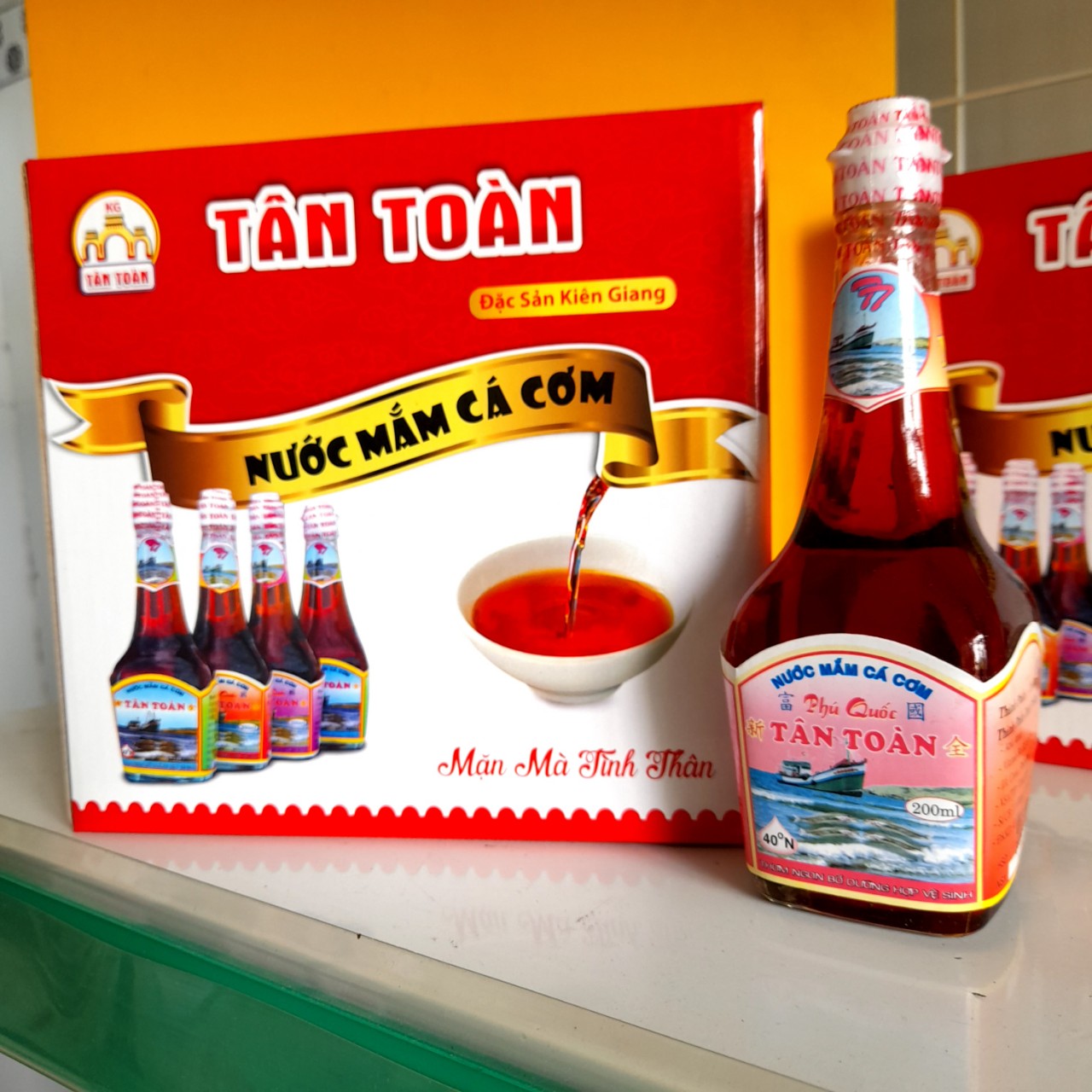 Nước mắm Tân Toàn hộp 6 chai thủy tinh 40° đạm (180ml/chai) (giá chưa bao gồm VAT)